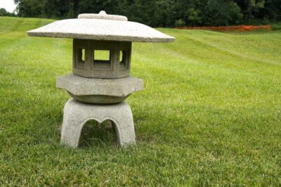 Types of Japanese Stone Lanterns: Yukimi-Gata (With Legs)